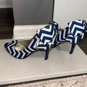 J. Renee Bow Heels Size 6